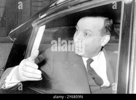 Paris, France : le premier ministre français Michel Debre quitte le palais de l'Élysée après avoir rencontré le président Charles de Gaulle. 9 avril 1962 Banque D'Images