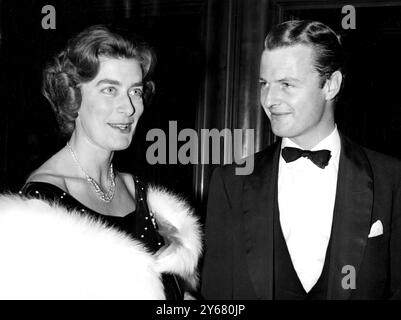 Mariage de l'année. Princesse Anne fera sa première apparition en tant que demoiselle d'honneur et d'autres membres de la famille royale seront parmi les invités au mariage à Romsey Abbey, Hampshire, mercredi 13 janvier de Lady Pamela Mountbatten et M. David Hicks, vus ensemble dans cette photo récente. Il est déjà appelé «le mariage de l'année». Lady Pamela est la fille de 30 ans de l'amiral de la flotte Earl Mountbatten et de la comtesse Mountbatten, dont la maison est à Broadlands, Romsey. M. Hicks est un décorateur d'intérieur Belgravia âgé de 27 ans. Photo prise le 30 décembre 1959. Banque D'Images
