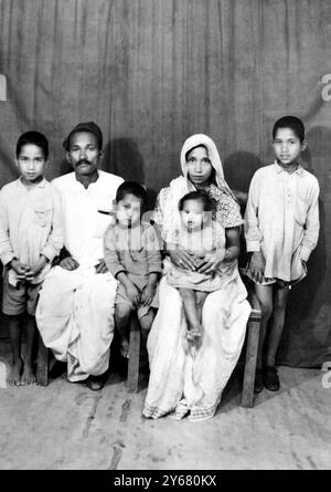 Lucknow et Mahabir indien Prasad vu ici avec sa femme et sa famille affirme que le garçon de neuf ans connu sous le nom de garçon loup est son fils 22 mars 1954 Banque D'Images