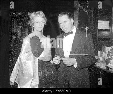 Héritière britannique Frederika 'Bobo' Sigrist accompagnée par Kevin McClory, producteur de 32 ans né en Irlande, au Cambridge Theatre le 25 septembre 1958 Banque D'Images