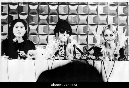 La mannequin Lesley Hornby mieux connue sous le nom de Twiggy sourit et regarde son petit ami manager Justin de Villenueve lors d'une conférence de presse au Tokyo Hilton interprète japonais vu sur sa gauche le 19 octobre 1967 Banque D'Images