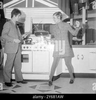 Un duel de cuisine entre le mannequin britannique Twiggy et son copain manager Justin de Villeneuve sur le stand du Gas Council à l'Ideal Home Exhibition le 6 mars 1967 Banque D'Images