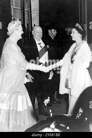 Le premier ministre Sir Winston Churchill sourit alors que Lady Lady Churchill accueillait la reine Elizabeth au 10 Downing Street. La reine , avec le duc d'Édimbourg , dîna au numéro 10 . Une foule de plus de mille bordé Downing Street pour voir la Reine. On pense que Sir Winston annoncera sa retraite de premier ministre dans les prochains jours et que Sir Anthony Eden sera son successeur le 4 avril 1955 Banque D'Images