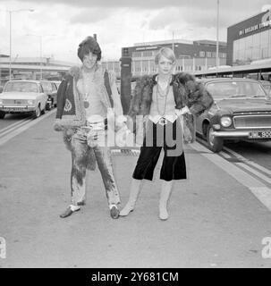 Porter le look hippy au Japon Twiggy et son copain manager Justin de Villeneuve. Quittez Londres Heathrow le 17 octobre 1967 Banque D'Images