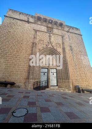 Façade et entrée principale avec accès en fauteuil roulant à l'église fortifiée de San Bartolome dans la place historique de la vieille ville, Javea, Province d'Alicante, Spai Banque D'Images