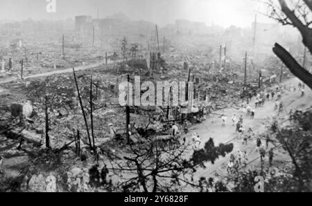 'Maintenant une plaine de cendres noires' Tokyo après le tremblement de terre et l'incendie, qui a détruit 334 000 maisons. Moitié Tokio en ruines après le grand incendie qui a suivi le tremblement de terre : une photographie remarquable vient de recevoir montrant la vue de la gare d'Uyeno regardant vers le centre de la ville. 13 octobre 1923 Banque D'Images