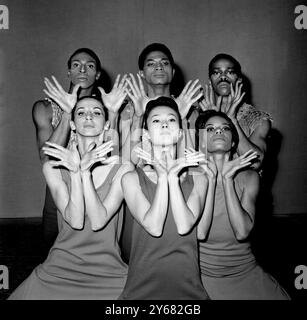 Singing the Blues at Shaftesbury sont membres de la danse américaine Alvin Ailey (de gauche à droite derrière) Messers : Dudley : Kelvin and Morton. (Première rangée) Joyce Trisler Takako et Hope Clark 2 octobre 1964 Banque D'Images