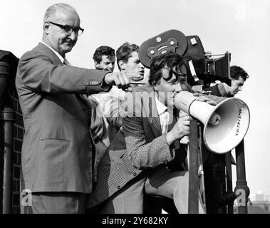 Le attrapeur d'espions conseille sur un lieu de tournage pour le "Ring of Spies". L'ex-surintendant George Smith pointe vers la scène où des arrestations ont été faites dans l'affaire Portland secrets en 1961. Le mégaphone est le directeur Robert Tronson. Septembre 1963 Banque D'Images