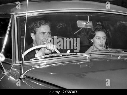 Tony au volant. M. Anthony Armstrong-Jones conduit sa fiancée, la princesse Margaret, du palais de Buckingham alors qu'ils partent aujourd'hui (vendredi) pour passer le week-end en privé avec des amis dans le pays. Peu de temps après, la reine et la reine mère sont parties en voiture pour Windsor. 25 mars 1960. Banque D'Images