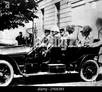 L'archiduc et sa femme avec des officiels en uniforme dans leur voiture. Quelques minutes plus tard, le duc et la duchesse étaient morts. Archiduc Franz Ferdinand. 28 juin 1914. Banque D'Images