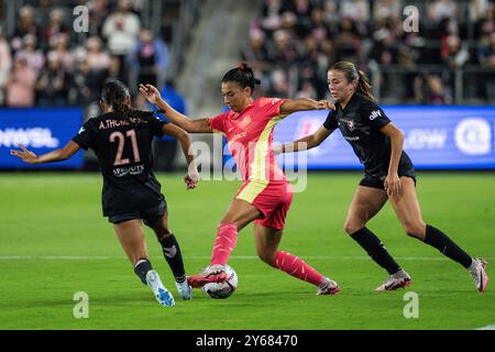 La défenseuse du Portland Thorns FC Reyna Reyes (2) est défendue par la défenseuse du Angel City FC Madison Curry (27) et l'attaquante Alyssa Thompson (21) lors d'une ma de la NWSL Banque D'Images