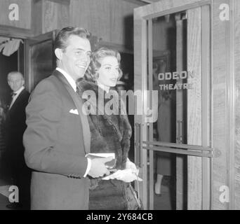 La vedette britannique Dirk Bogarde et l'actrice française Capucine, arrivant à l'Odeon Theatre, Leicester Square, Londres, pour la première de ce soir de 'The Singer Not the Song', dans laquelle Dirk joue avec l'actrice française Mylène Demongeot. 5 janvier 1961 Banque D'Images