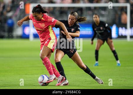 Reyna Reyes (2), défenseur du Portland Thorns FC défendu par Madison Curry (27), défenseur du Angel City FC, lors d'un match de la NWSL, lundi 23 septembre 2024, Banque D'Images