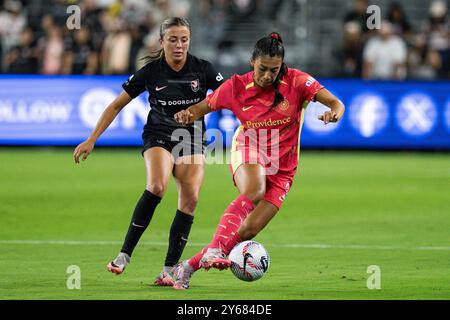 Reyna Reyes (2), défenseur du Portland Thorns FC défendu par Madison Curry (27), défenseur du Angel City FC, lors d'un match de la NWSL, lundi 23 septembre 2024, Banque D'Images