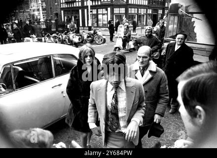 Londres : suivi de son ancienne fillette Marianne Faithfull, le leader des Rolling Stones Mick Jagger arrive ce matin au tribunal de première instance de Merliborough Street à Londres. L'actrice et le chanteur ont été accusés de possession illégale de la résine de cannabis. Jagger et mis Faithful (accusée sous son nom de mariée Dunbar) ont plaidé innocentes des accusations. Après une déclaration liminaire du procureur, le procès a été ajourné jusqu’au 26 janvier. Les accusés ont été autorisés à maintenir leur caution de £50. 18 décembre 1960 Banque D'Images