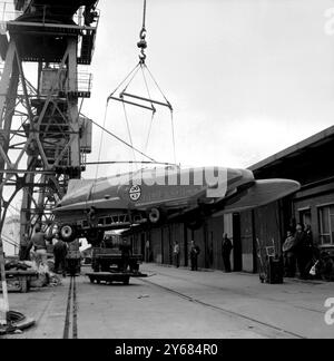 Tilbury, Essex : le hors-bord Bluebird de Donald Campbell est photographié en train d'atterrir à Tilbury aujourd'hui, depuis le cargo Balranald. Bluebird a maintenant 11 ans et a battu le record du monde de vitesse sur le lac Dumbleyung, en Australie occidentale le 31 décembre dernier avec une vitesse moyenne de 276,33 M.P.H. elle mesure 28 pieds de long et pèse 2 1/4 tonnes. A grande vitesse, elle monte sur le et plane sur trois plaques d'aluminium. 15 juillet 1965. Banque D'Images