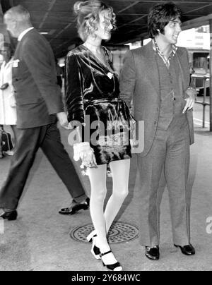 Londres : à l'aéroport de Londres, Twiggy et son manager Justin de Villeneuve. Ils sont en route pour Copenhague, pour stimuler les exportations britanniques. 13 septembre 1968 Banque D'Images