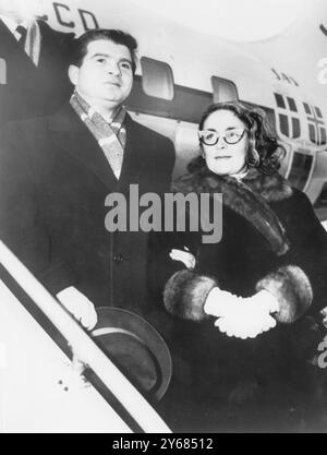 Le pianiste soviétique Emil Gilels et sa femme à l'aéroport d'Idlewild pour commencer sa deuxième tournée aux États-Unis. New York - 8 janvier 1958 Banque D'Images