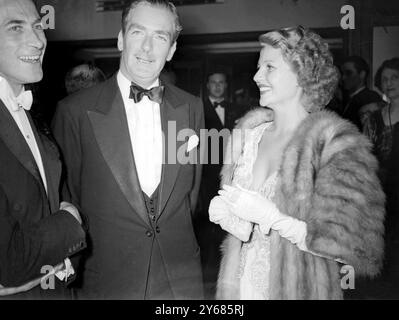 Rita Hayworth, l'actrice de cinéma, a assisté à la première mondiale de son film Down to Search au Gaumont Theatre, Haymarket, Londres. Le produit de la performance est destiné à aider la British Limbless ex-Servicemen's Association. Rita entra par l'entrée arrière du théâtre pour éviter la foule des fans de cinéma qui attendaient de la voir, puis se rendit dans le foyer où elle fut présentée à la duchesse de Gloucester. La photo montre Rita Hayworth avec M. Anthony Eden à la première. 21 juillet 1947 Banque D'Images