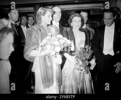 Rita Hayworth, l'actrice de cinéma, a assisté à la première mondiale de son film Down to Earth, au Gaumont Theatre, Haymarket, Londres, dont les recettes ont été versées à l'aide de la British Limbless ex-Servicemens' Association. Rita entra par l'entrée arrière du théâtre pour éviter la grande foule de fans de cinéma qui attendaient de la voir, puis se dirigea vers le foyer où elle fut présentée à la duchesse de Gloucester. La photo montre Rita Hayworth (à gauche) avec la duchesse de Gloucester (à droite) et Lord Willoughby (au centre) au Gaumont pour la première. 21 juillet 1947 Banque D'Images