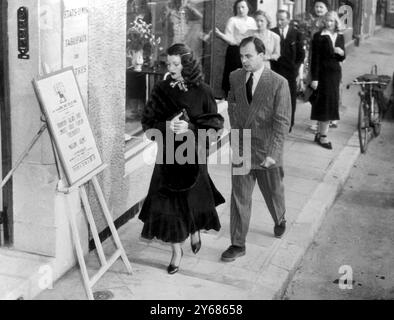 L'actrice de cinéma hollywoodienne, Rita Hayworth, et le prince Aly Khan, fils de l'Aga Khan, qui doivent se marier vendredi ont été agacés lorsqu'ils ont rendu visite à l'exposition d'art américaine à Cannes. C'était la première apparition publique du prince Aly depuis qu'il s'est blessé au pied récemment et la première apparition du couple depuis l'annonce de leur date de mariage. La photo montre le prince Aly et Rita Hayworth arrivant aux United States Galleries à Cannes pour l'Exhjibition. 23 mai 1949 Banque D'Images