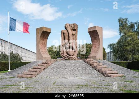 Monument de Shelomo Selinger pour commémorer les Juifs emprisonnés dans le camp de Drancy. Le Mémorial de la Shoah à Drancy a été inauguré le 21 septembre 2012 par le président français François Hollande. Le mémorial se trouve en face de la Cité de la Muette et est une branche du Mémorial de la Shoah à Paris. France, Paris, 12 septembre 2024. La Muette s The cite, conçu dans les années 1930 pour fournir des logements à bas prix aux familles de Drancy, le complexe de bâtiments inachevés a servi de camp d'internement et plus tard de camp de concentration pour les Juifs. Près de 63 000 ont été déportés de Drancy vers les camps d'extermination. Banque D'Images