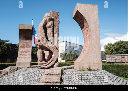 Monument de Shelomo Selinger pour commémorer les Juifs emprisonnés dans le camp de Drancy. Le Mémorial de la Shoah à Drancy a été inauguré le 21 septembre 2012 par le président français François Hollande. Le mémorial se trouve en face de la Cité de la Muette et est une branche du Mémorial de la Shoah à Paris. France, Paris, 12 septembre 2024. La Muette s The cite, conçu dans les années 1930 pour fournir des logements à bas prix aux familles de Drancy, le complexe de bâtiments inachevés a servi de camp d'internement et plus tard de camp de concentration pour les Juifs. Près de 63 000 ont été déportés de Drancy vers les camps d'extermination. Banque D'Images