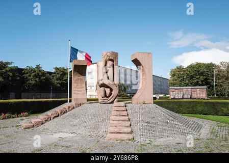 Monument de Shelomo Selinger pour commémorer les Juifs emprisonnés dans le camp de Drancy. Le Mémorial de la Shoah à Drancy a été inauguré le 21 septembre 2012 par le président français François Hollande. Le mémorial se trouve en face de la Cité de la Muette et est une branche du Mémorial de la Shoah à Paris. France, Paris, 12 septembre 2024. La Muette s The cite, conçu dans les années 1930 pour fournir des logements à bas prix aux familles de Drancy, le complexe de bâtiments inachevés a servi de camp d'internement et plus tard de camp de concentration pour les Juifs. Près de 63 000 ont été déportés de Drancy vers les camps d'extermination. Banque D'Images