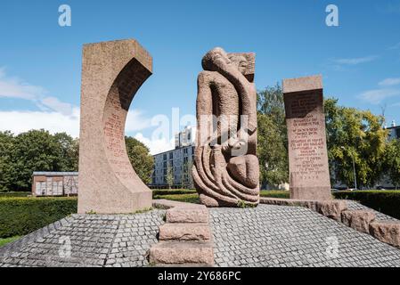 Monument de Shelomo Selinger pour commémorer les Juifs emprisonnés dans le camp de Drancy. Le Mémorial de la Shoah à Drancy a été inauguré le 21 septembre 2012 par le président français François Hollande. Le mémorial se trouve en face de la Cité de la Muette et est une branche du Mémorial de la Shoah à Paris. France, Paris, 12 septembre 2024. La Muette s The cite, conçu dans les années 1930 pour fournir des logements à bas prix aux familles de Drancy, le complexe de bâtiments inachevés a servi de camp d'internement et plus tard de camp de concentration pour les Juifs. Près de 63 000 ont été déportés de Drancy vers les camps d'extermination. Banque D'Images