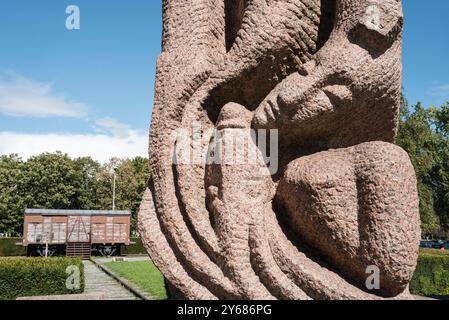 Monument de Shelomo Selinger pour commémorer les Juifs emprisonnés dans le camp de Drancy. Le Mémorial de la Shoah à Drancy a été inauguré le 21 septembre 2012 par le président français François Hollande. Le mémorial se trouve en face de la Cité de la Muette et est une branche du Mémorial de la Shoah à Paris. France, Paris, 12 septembre 2024. La Muette s The cite, conçu dans les années 1930 pour fournir des logements à bas prix aux familles de Drancy, le complexe de bâtiments inachevés a servi de camp d'internement et plus tard de camp de concentration pour les Juifs. Près de 63 000 ont été déportés de Drancy vers les camps d'extermination. Banque D'Images