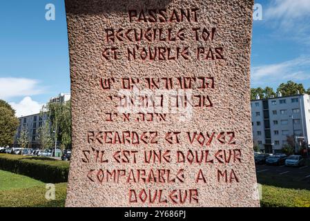 Monument de Shelomo Selinger pour commémorer les Juifs emprisonnés dans le camp de Drancy. Le Mémorial de la Shoah à Drancy a été inauguré le 21 septembre 2012 par le président français François Hollande. Le mémorial se trouve en face de la Cité de la Muette et est une branche du Mémorial de la Shoah à Paris. France, Paris, 12 septembre 2024. La Muette s The cite, conçu dans les années 1930 pour fournir des logements à bas prix aux familles de Drancy, le complexe de bâtiments inachevés a servi de camp d'internement et plus tard de camp de concentration pour les Juifs. Près de 63 000 ont été déportés de Drancy vers les camps d'extermination. Banque D'Images