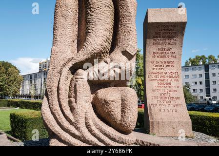 Monument de Shelomo Selinger pour commémorer les Juifs emprisonnés dans le camp de Drancy. Le Mémorial de la Shoah à Drancy a été inauguré le 21 septembre 2012 par le président français François Hollande. Le mémorial se trouve en face de la Cité de la Muette et est une branche du Mémorial de la Shoah à Paris. France, Paris, 12 septembre 2024. La Muette s The cite, conçu dans les années 1930 pour fournir des logements à bas prix aux familles de Drancy, le complexe de bâtiments inachevés a servi de camp d'internement et plus tard de camp de concentration pour les Juifs. Près de 63 000 ont été déportés de Drancy vers les camps d'extermination. Banque D'Images