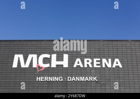 Herning, Danemark - 13 mai 2018 : panneau MCH Arena sur un mur. MCH Arena est un stade de football situé à Herning, au Danemark Banque D'Images