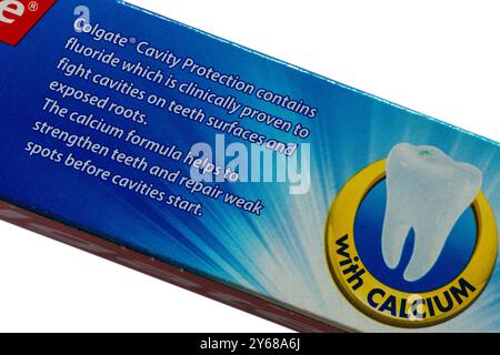 Informations sur la boîte de nouveau look Colgate Cavity protection dentifrice fluorure dentifrice avec calcium Banque D'Images