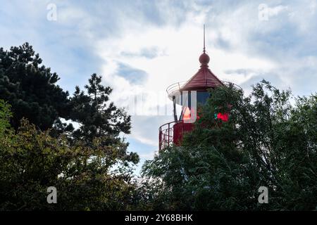 IM Jahre 1905 erbautes Leuchtfeuer/ Leuchtturm Gellen im Süden der Insel Hiddensee in Mecklenburg-Vorpommern, AMT West-Rügen, 12 Meter Hoch,Windflüchter Kiefer Leuchtturm Gellen *** en 1905 construit phare Gellen dans le sud de l'île Hiddensee in Mecklenburg Vorpommern, AMT West Rügen, 12 mètres de hauteur,Windflüchter Kiefer Leuchtturm 20240921-6807-DGSC Banque D'Images