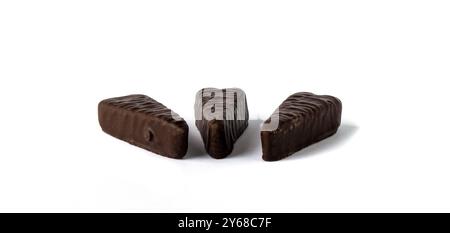 Trois bonbons à la marmelade au chocolat sur fond blanc sont représentés. Banque D'Images