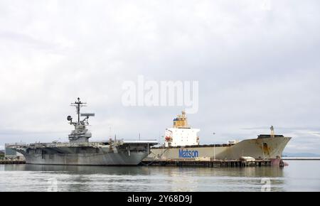 Alameda, CA - 20 décembre 2023 : Matson Cargo Ship R.J. PFEIFFER accosté à côté de l'USS HORNET à Alameda. Banque D'Images