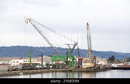 Alameda, CA - 20 décembre 2023 : grues dormantes sur le quai 2 à Sea plane Lagoon. Banque D'Images