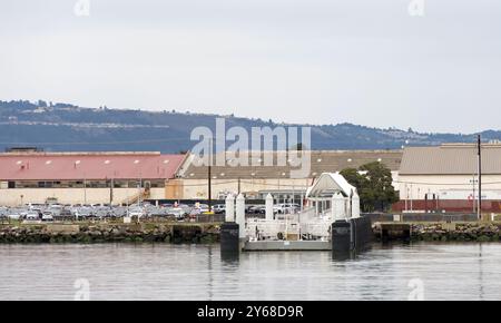 Alameda, CA - 20 décembre 2023 : terminal de ferry à Sea plane Lagoon. Le ferry de la baie de San Francisco assure un service de transport de passagers d'Oakland et Alameda à la Banque D'Images