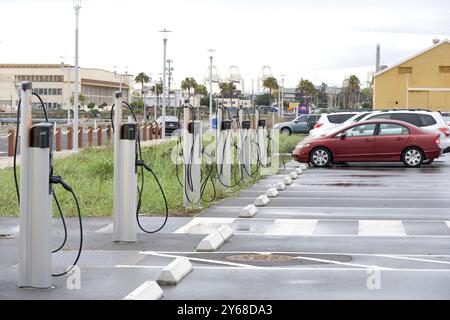 Alameda, CA - 20 décembre 2023 : borne de recharge pour véhicules électriques dans le stationnement du terminal de ferry Sea plane Lagoon. Le plus grand réseau mondial d'EV cha Banque D'Images