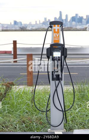 Alameda, CA - 20 décembre 2023 : borne de recharge pour véhicules électriques dans le stationnement du terminal de ferry Sea plane Lagoon. Le plus grand réseau mondial d'EV cha Banque D'Images