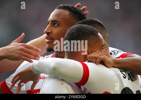 Stuttgart , Allemagne. 22 septembre 2024. L'équipe du VfB Stuttgart célèbre après avoir marqué contre le Borussia Dortmund lors de leur Bundesliga de football allemand Banque D'Images