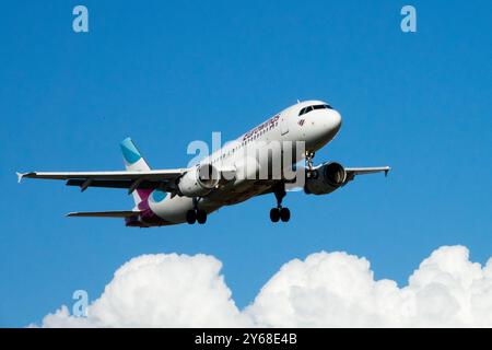 Airways Airline Airlines exploitait Eurowings commercial plane Airplane Airplane Jetliner Passenger Jet Airline, formant Clouds Banque D'Images