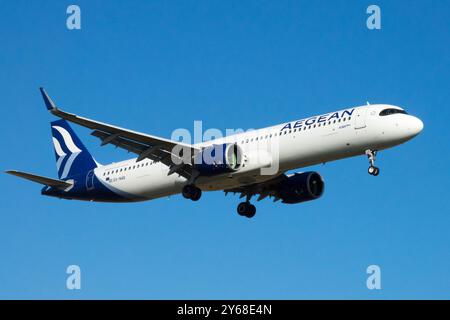 Aegean Airlines Aviation Company, Airbus A321 Neo Landing approche vol volant approche avion avion avion Jetliner Wide View Banque D'Images