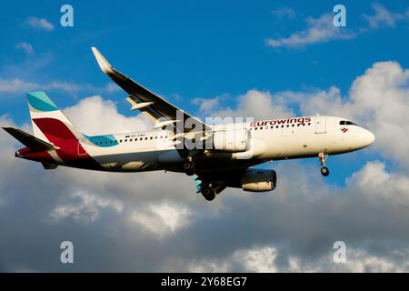 Airways Airline Airlines exploitait commercial Eurowings Aerolane Airplane avion Jetliner Passenger Jet Landing Approach Prague Banque D'Images