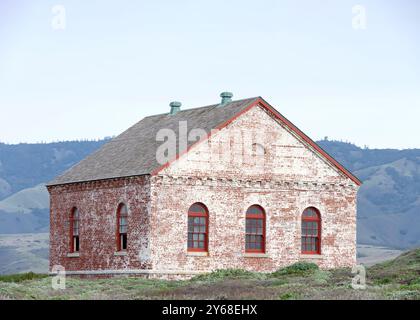 Maison de brouillard à Piedras Blancas Light Station en Californie centrale côtière. Banque D'Images