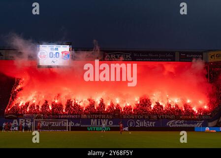 Rostock, Deutschland 24. Septembre 2024 : 3. Liga - 2024/2025 - FC Hansa Rostock v. SpVgg Unterhaching Im Bild : Die fans von Rostock zünden Pyro, Pyrotechnik im Fanblock auf der Südtribüne. /// la réglementation DFB interdit toute utilisation de photographies comme séquences d'images et/ou quasi-vidéo. /// Banque D'Images