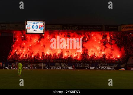 Rostock, Deutschland 24. Septembre 2024 : 3. Liga - 2024/2025 - FC Hansa Rostock v. SpVgg Unterhaching Im Bild : Die fans von Rostock zünden Pyro, Pyrotechnik im Fanblock auf der Südtribüne. /// la réglementation DFB interdit toute utilisation de photographies comme séquences d'images et/ou quasi-vidéo. /// Banque D'Images