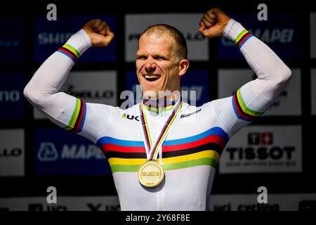 Zurich, Suisse. 24 septembre 2024. Le belge Ewoud Vromant célèbre sur le podium après avoir remporté la course contre la montre individuelle masculine dans la catégorie C2 aux Championnats du monde UCI route et para-cyclisme 2024, mardi 24 septembre 2024, à Zurich, Suisse. Les mondiaux se déroulent du 21 au 29 septembre. BELGA PHOTO JASPER JACOBS crédit : Belga News Agency/Alamy Live News Banque D'Images