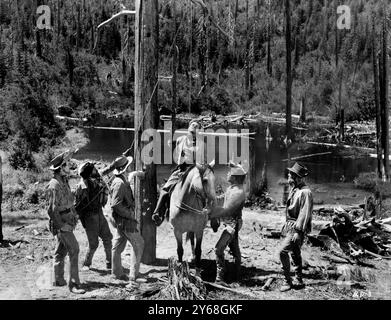 Arthur Kennedy (à cheval), sur le plateau du film WESTERN, 'Bend of the River', Universal Pictures, 1952 Banque D'Images